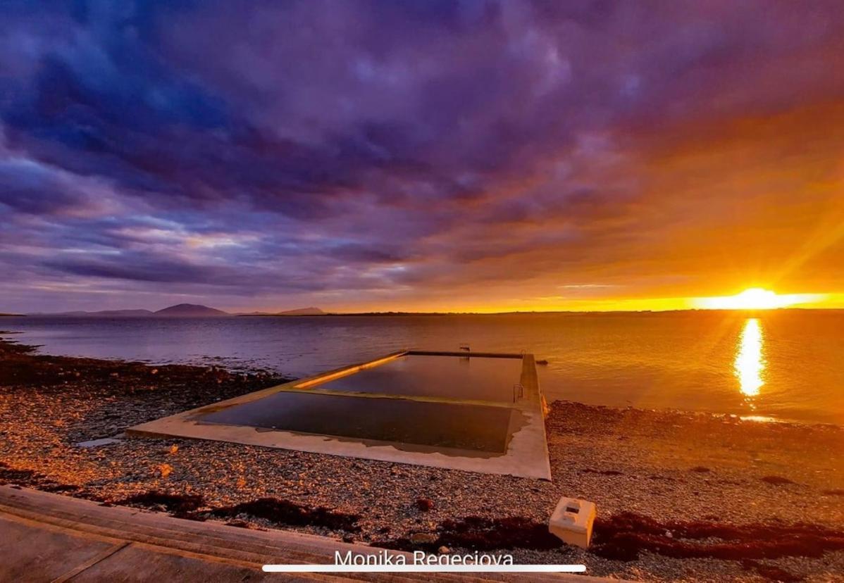 Seascape On The Edge Of Town: 4 Beds All Ensuite. Belmullet Bagian luar foto