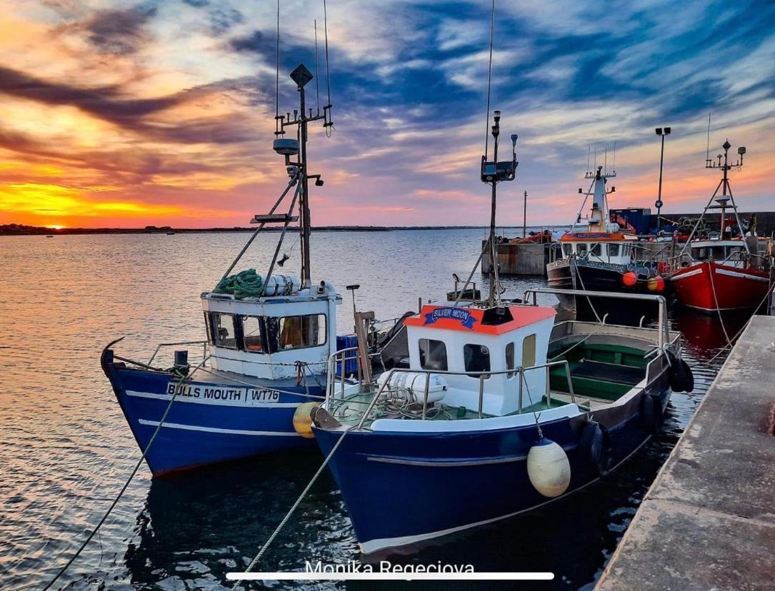 Seascape On The Edge Of Town: 4 Beds All Ensuite. Belmullet Bagian luar foto