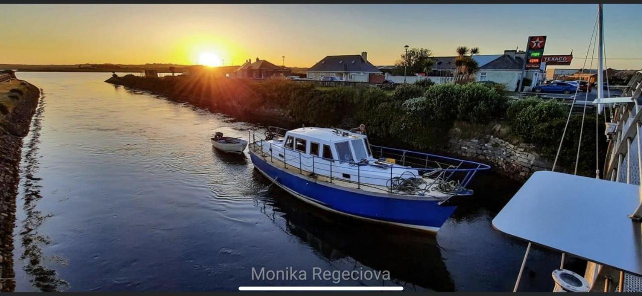 Seascape On The Edge Of Town: 4 Beds All Ensuite. Belmullet Bagian luar foto