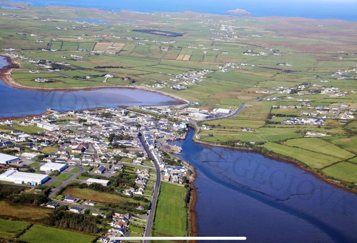 Seascape On The Edge Of Town: 4 Beds All Ensuite. Belmullet Bagian luar foto