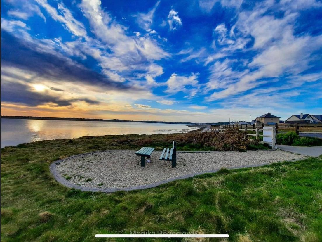 Seascape On The Edge Of Town: 4 Beds All Ensuite. Belmullet Bagian luar foto